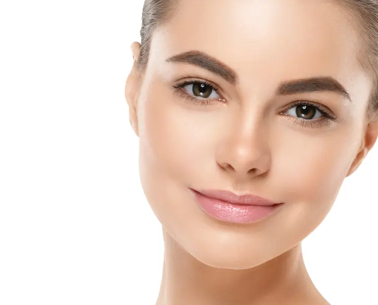 Kosmetiklounge Mannheim - Kosmetikstudio - dauerhafte Haarentfernung - Permanent Make-Up - Microneedling - Hydracare Facial - Aquafacial - Medizinische Pigmentierung in Mannheim - Frau wird behandelt