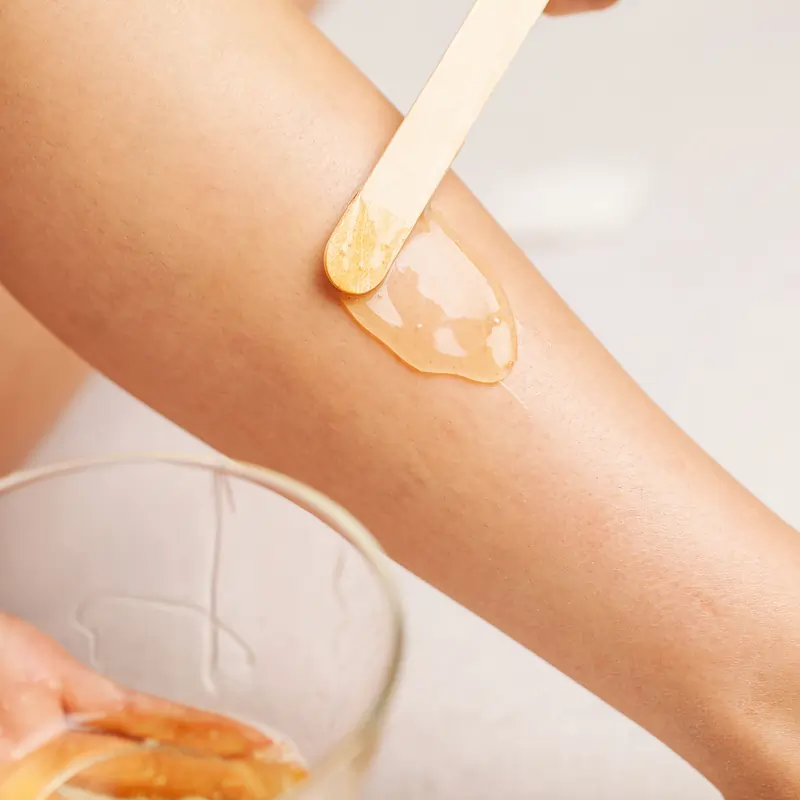 Waxing in Mannheim 1 Waxing in mannheim Kosmetikstudio für Hautpflege, eine frau trägt wachs auf ihr bein auf, um haare zu entfernen